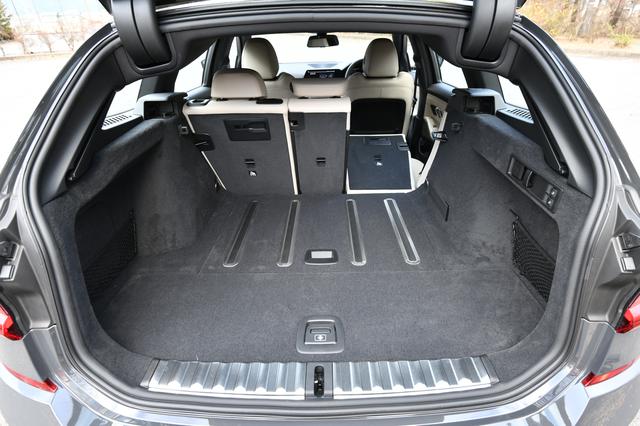 画像: 走行中に荷室内の荷物が動かないような機能を持つアンチスリップレールシステムを採用する。