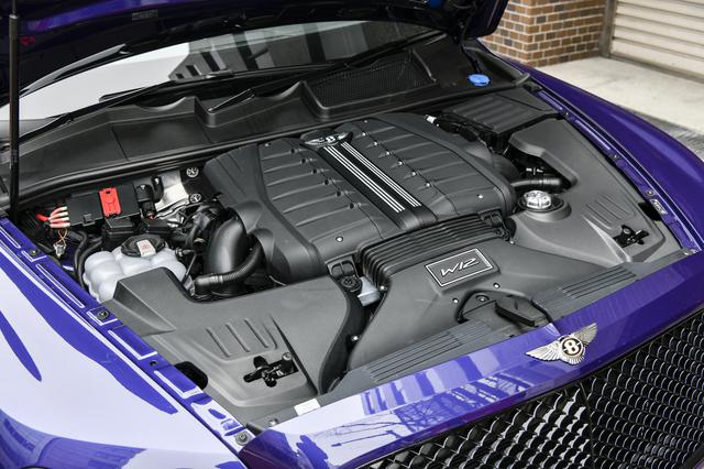 画像: 最高出力635ps、最大トルク900Nmを発生する6L W12気筒エンジンを搭載、ZF製8速ATを組み合わせる。