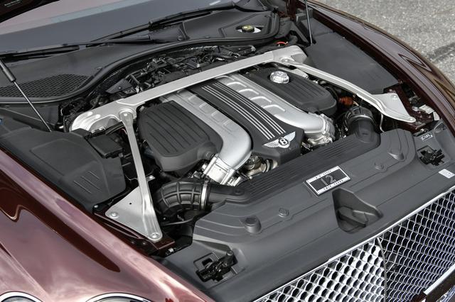 画像: 6L W12ツインターボエンジンは、英国クルーで設計、開発、ハンドビルドされる。最高出力635ps、最大トルク900Nm。