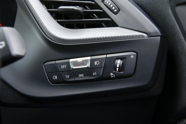 画像: ヘッドライトのAUTOスイッチ。ヘッドライトの点け忘れ消し忘れがなくなりとても便利である。