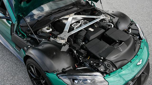 画像: 可能な限りシャシの後方に配置されたV8ユニット。前後重量配分はほぼ50:50だ。 AMSHIFTと呼ばれるシステムが、シフトダウン時のブリッピング操作を忠実に再現する。