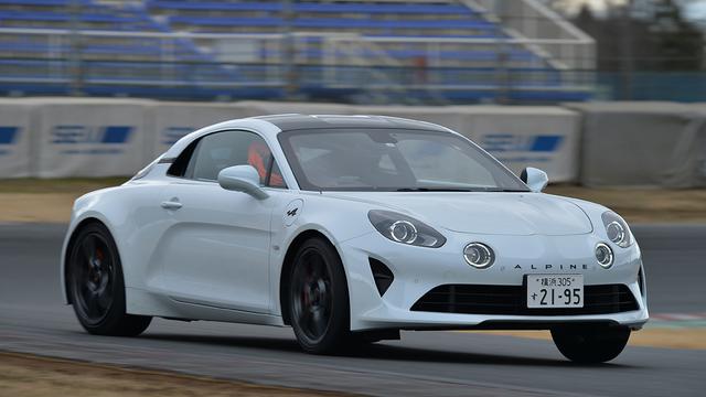 画像: 試乗したのは茨城県にある筑波サーキット2000。 1本目はヘルメットを被らず両車のチェックを兼ねてのウォーミングアップ走行。そして2本目はヘルメットを被っての両車の全開走行を試すことができた。(A110S)