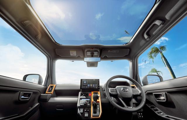 画像: 運転視界を景色に変える大きなガラスルーフの「スカイフィールトップ」を全グレードに標準装備。