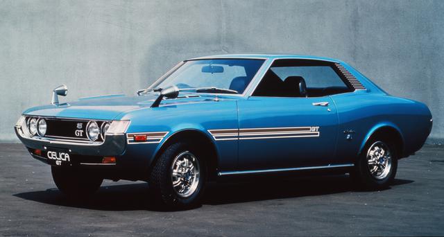 画像: 1970年12月に発売された初代セリカ1600GT。スペシャリティカーというジャンルを日本で確立したクルマとして知られるが、その付加価値を大いに高めたのが2T-G型DOHCエンジンだった。