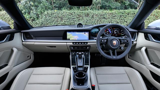 画像: タイプ992の特徴となる小型化されたギアセレクターとその周辺のスイッチが整理されたインパネ。センターディスプレイサイズは10.2インチと大型だ。