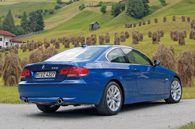 画像: 2006年に登場した3シリーズクーペ「335iクーぺ」。フロントのデザインを巧みに変更してロングノーズに見せることに成功、テールランプもセダンと異なる。そのエンジンも大きな注目を集めた。