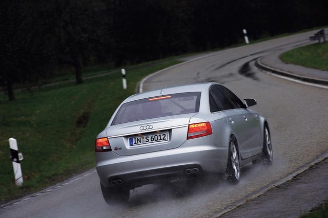画像: 2006年、V10エンジンを搭載して登場した3代目アウディS6。ドイツで開催された試乗会はあくにくの雨となったが、圧倒的なパフォーマンスを持ちながら、上質なサルーンに仕立てられていることを確認することができた。