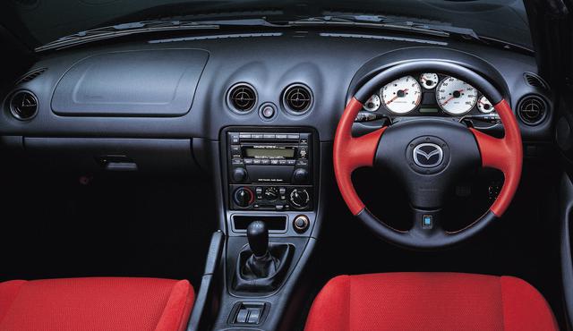 画像: 黒・赤のナルディ社製本革巻きステアリングとホワイトメーターは専用装備。