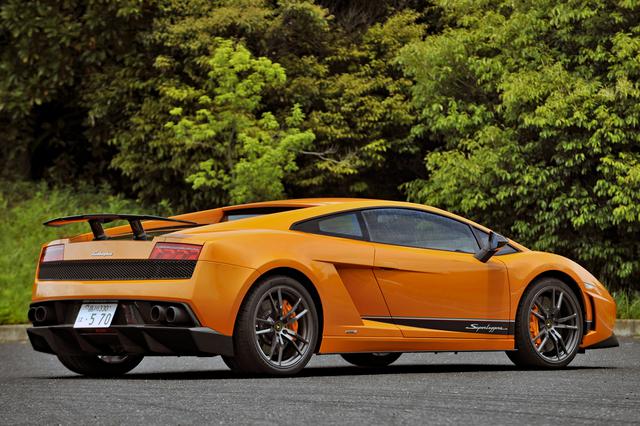 画像: LP570-4 スーパーレジェーラはサイドミラー、リアスポイラー、リアディフューザーなどのエアロパーツと、透明エンジンフードを専用装備する。