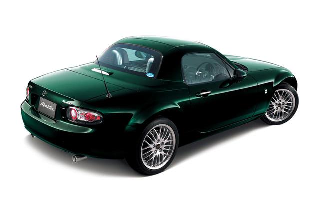画像: 同特別仕様車では、新たに標準モデル用に採用された濃緑系の「ハイランドグリーンマイカ」の選択も可能となっている。