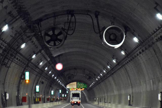画像: トンネル内の空気がクリアになった理由のもうひとつが、長距離トンネルの天井に設置されているジェットファン。トンネル内の換気のため、1981年に三井三池製作所によって製品化されたもの。