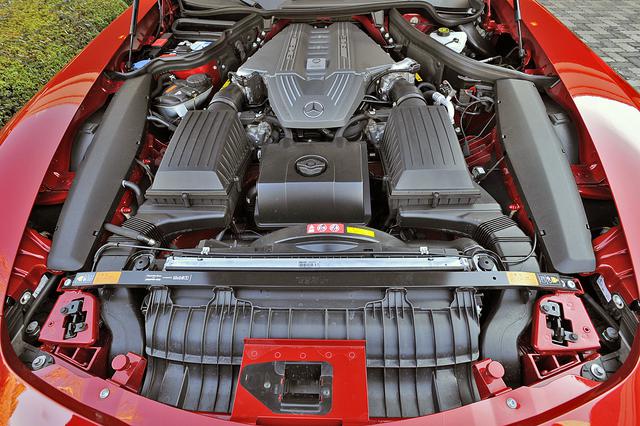画像: 長大なエンジンルームの後半分に収まる6.2LのV8は571psと650Nmを発生し、0→100km/h加速は3.8秒を誇る。