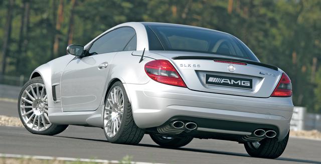 画像: ブラックシリーズとして初めて登場したのが、2006年にデビューしたSLK 55 AMGブラックシリーズ。SLK55 AMGをベースに、カーボンファイバー製エアロパーツが加えられている。