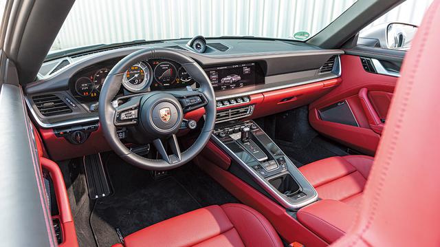 画像: インテリアの基本は、992型カレラのそれを踏襲。ダッシュボード上に10.9インチのモニターを設定する