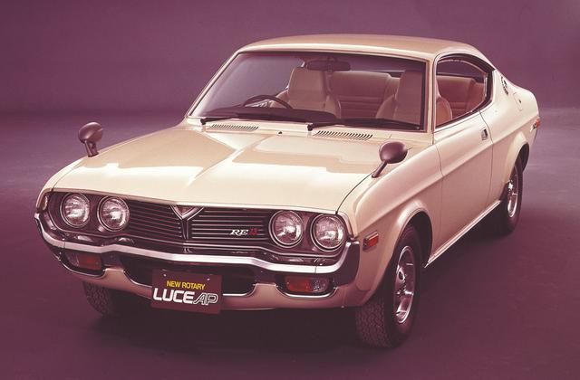 画像: 2代目ルーチェは1972年10月に登場。翌1973年10月に初めての13B型ロータリーエンジン搭載車「グランツーリスモ(LA33S型:写真)がラインアップに加わった。ちなみにAPは「アンチポルーション(低公害)」の略だ。