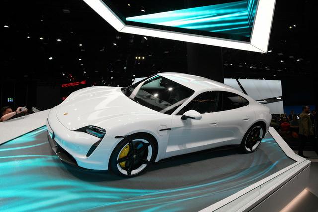 画像: 2速トランスミッションを搭載する電気自動車、ポルシェ タイカン。日本での正式デビューは2020年夏を予定していると言われている。