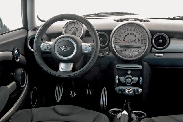 画像: MINI クーパーS。スタイリングの変更は最小限にとどめられているが、インテリアは大きく変わっている。センタースピードメーターが大型化され、ドライバーの正面にはタコメーターのみが配置される。