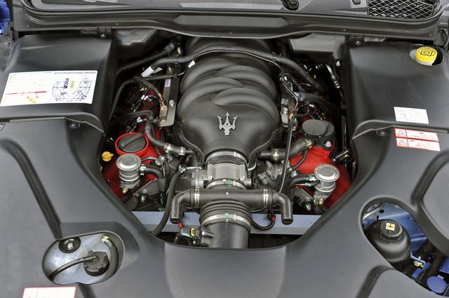 画像: シンメトリーが美しい4.7Lの90度V8 DOHCのサウンドは官能的。ミッションは6速AMT。