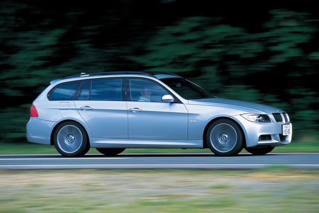 画像: 325iツーリングがM-Sportパッケージ装着車ということもあり、ボディ形状のほかに外観上の違いはほとんど見られない。ボディカラーはチタンシルバー。