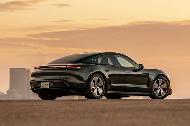 画像: タイカン 4S。ルーフラインなどからも911との類似性を感じさせる。ラゲッジスペースは前後に備える。