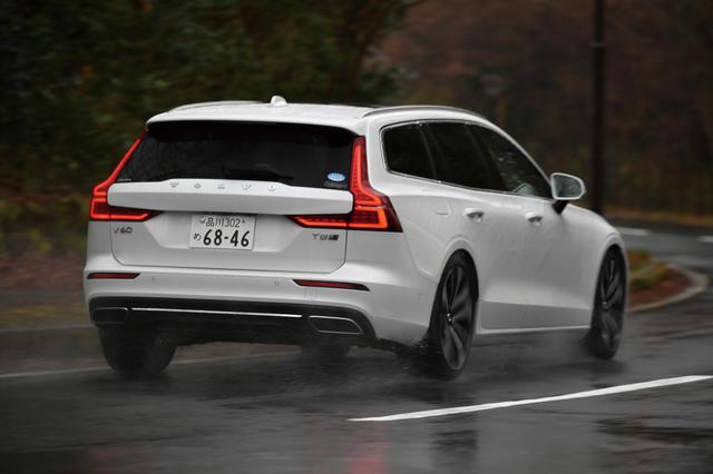 画像: V60 T8 ツインエンジン AWD インスクリプション。システム出力318ps/400Nm のハイパワーを誇り、アクセルペダル全開に踏み込んだ時の走りはまさに刺激的。スポーツとプレミアムを融合した大人のハイセンスワゴン。