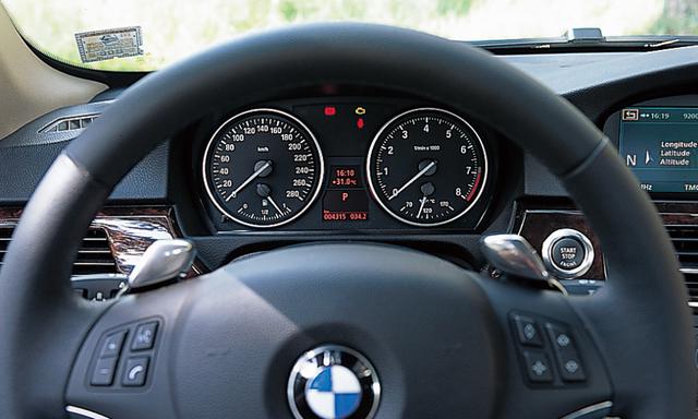 画像: フルスケール280km/h、8000rpmのメーターは335iクーペ専用。パールグレーのクローム仕上げパーツはクーペ専用となる。
