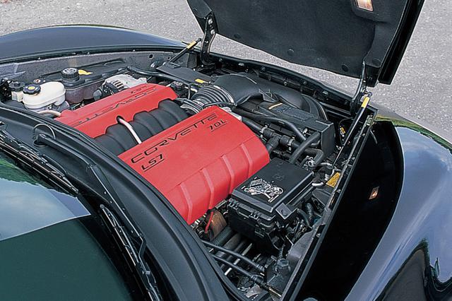 画像: 最高出力511ps、最大トルク637Nmを誇る7L V8 OHVエンジンをフロントに搭載。コンロッドやインテークバルブはチタニウム製。エキゾーストバルブは大径化されている。