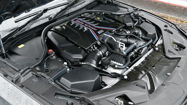 画像: M社独自のクロスバンクフロー配置のV8ツインターボエンジン。最高出力625ps/最大トルク750Nm。