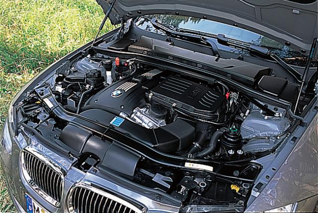 画像: 新型3シリーズクーペとともに登場したN54B30型 3L直列6気筒直噴ツインターボエンジン。