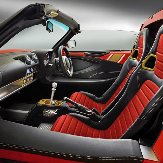 画像: レッド/ホワイト/ゴールドのボディカラー車のインテリア。