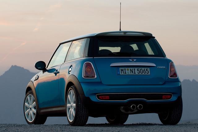画像: 2006年に登場した2代目新生MINI。ホイールベースは従来型と変わりがない。全体的なプロポーションに変更はないが、よりロー&ワイドフォルムになった。