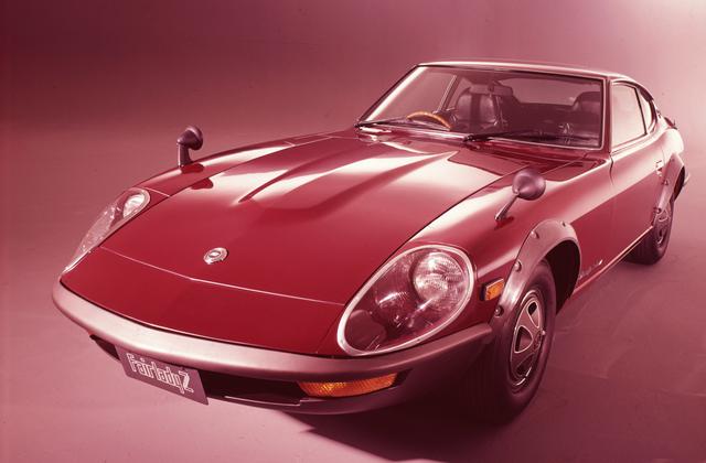 画像: 1971年に国内で発売されたフェアレディ240ZGは2.4LのL24型SUツイン仕様を搭載。