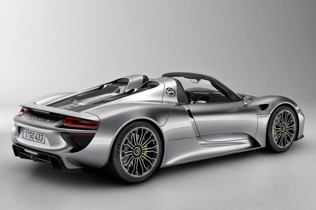 画像: 車名はスパイダーだが、オープン時でもタルガトップ風にリアセクションは残る。テールエンドのリアスポイラーは速度感応式だ。