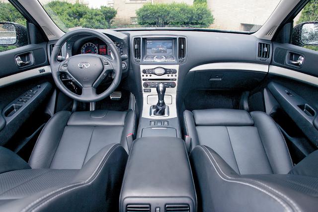 画像: ラウンドしたトリムで運転席と助手席をセパレートして、乗員を包み込むようなデザインとしたインテリア。