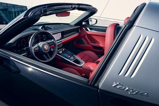 画像: 992型のポルシェ911タルガが発売された。写真のモデルは、よりハイパフォーマンスなタルガ4S。ハンドル位置は左と右から選択できる。