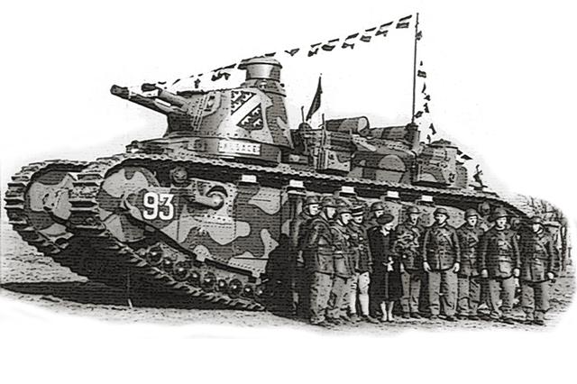 画像: 1921年頃に完成した、フランスのシャール2C重戦車。車体長12m、重量69トンは、WW2のタイガーⅡ(車体長 約7.4m、全幅 約3.8m、重量 約69.7トン、出力 約690hp)や現代の主力戦車を上回り、2砲塔に12名が乗り組む怪物で多砲塔戦車の原典となる。動力はガソリンエンジン発電のモーター駆動だが、極めて非力で鈍足だった。