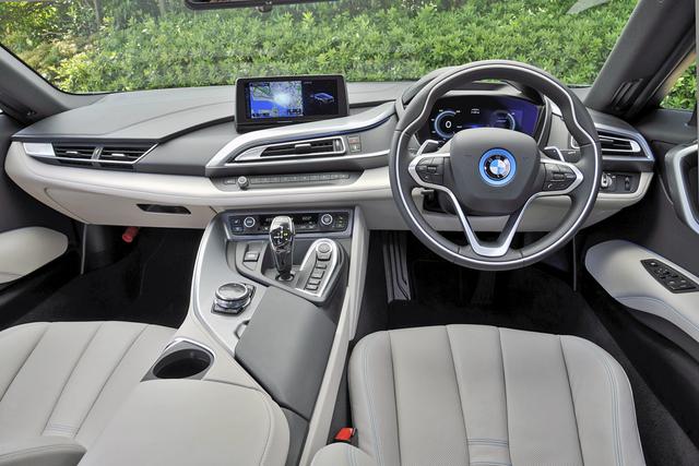 画像: インテリアのデザインも独特だが、操作系はBMWの文法に則ってレイアウトされているので、非常に運転しやすい。