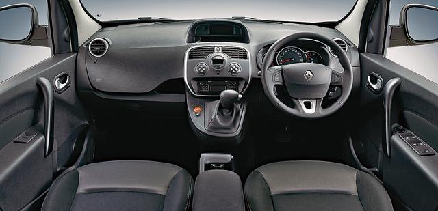 画像: インテリアは基本的にベース車と変わらない。ミッションは6速DCT。