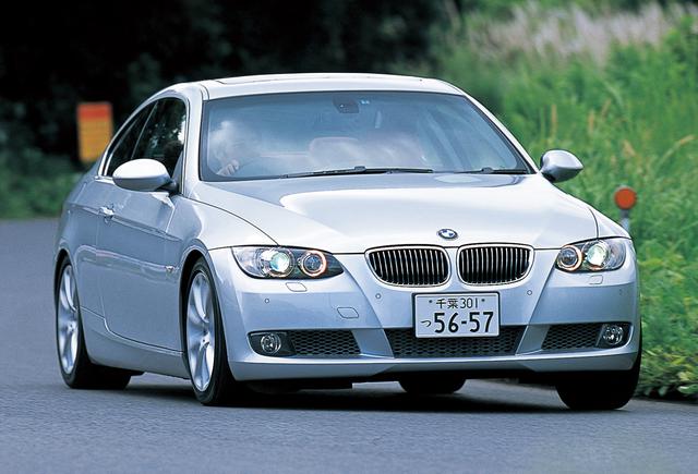 画像: E90型として初めてのクーぺモデルとして登場したBMW335iクーペ。フロントの左右サイドパネル(フェンダー)は樹脂製。セダンと共用するボディパネルは1枚もないという。