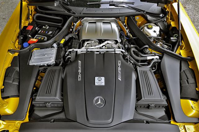 画像: V8ツインターボのエンジン本体は、黒いカバーの奥にフロントミッドシップ搭載。最高速度は310km/h、0→100km/h加速は3.8秒と謳われている。