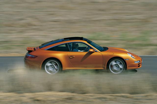 画像: 2006年に登場したポルシェ 911タルガ。ガラス製テールゲートと開閉式ガラスルーフモジュールが特徴。独自なサイドビューには、タルガならではのエレガントさが備わる。