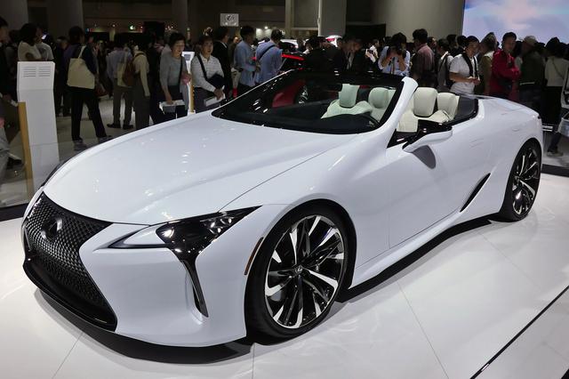 画像: 2019年の東京モーターショーに参考出品されて人気を集めた「レクサスLCコンバーチブル コンセプト」。