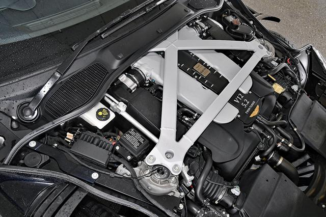 画像: バルクヘッドに食い込むようにフロントミッドシップ搭載された5.2LのV12 DOHCツインターボ。アストンマーティンとしてはダウンサイジングにあたる。