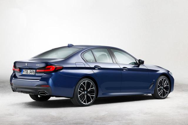 画像: マイナーチェンジを受けたBMW 5シリーズは、全グレードで台形のマフラーエンドを共通で採用する。