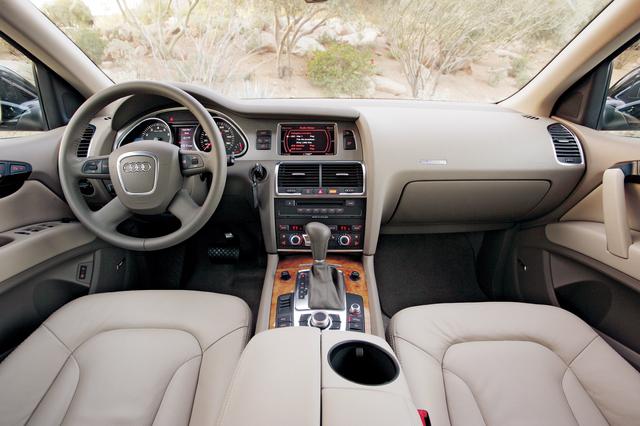 画像: Q7は、スポーツ性、多機能性、プレミアム性、ラグジャリー性を先進テクノロジーを用いて融合したニューモデル。全長5086mm、全幅1983mm、全高1737mmの堂々たるサイズで、3列シートレイアウトの室内には最大7名が乗車可能。