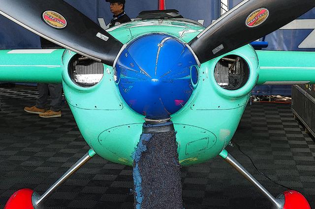 画像: 室屋機エッジ540 V3の機首。左右の丸型ダクトから、水平対向エンジンのシリンダーフィンが直視できる。下のダクトは吸気口。ダクト大きさと形状で、冷却効率、吸気効率が微妙に変化し、最速チューンが決まる。