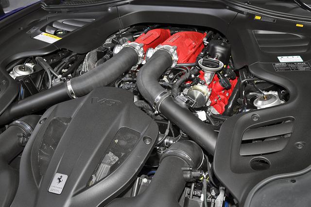 画像: GTC4ルッソTは、カリフォルニアTのものと基本的に同じ3.9LのV8ツインターボをさらにパワーアップ。ミッションは7速のF1 DCT。