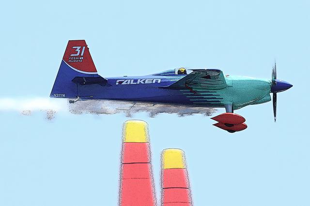 画像: ベース機の最高速は約430km/hと言われているが、スタート時は厳密に370km/h以下でなければペナルティを食らう。室屋機の大きな特徴は、操縦席を覆うキャノピーが旧日本軍戦闘機でおなじみの水滴型、今流で言うバブルトップ形状。2017年の千葉大会では主翼端のウイングレットは最小限だった。