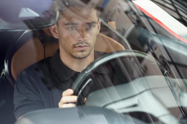 画像: フェラーリSF90ストラダーレをドライブしたシャルル・ルクレール。