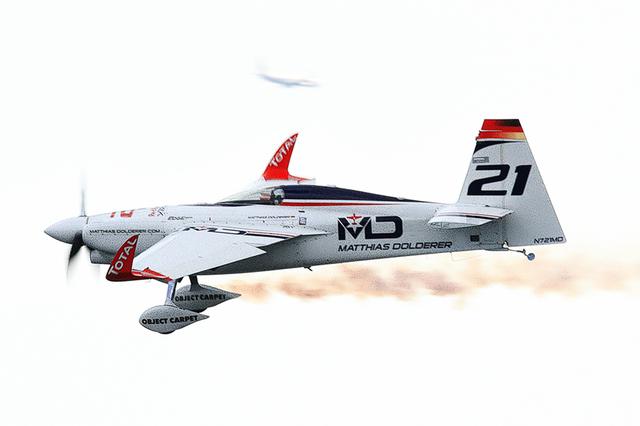 画像: 2016シーズンのチャンピオン、M.ドルダラー選手のエッジ540 V3。最小形状ではあるが、一般的なファストバックキャノピーである。ウイングレットは大きな形状のものを採用している。